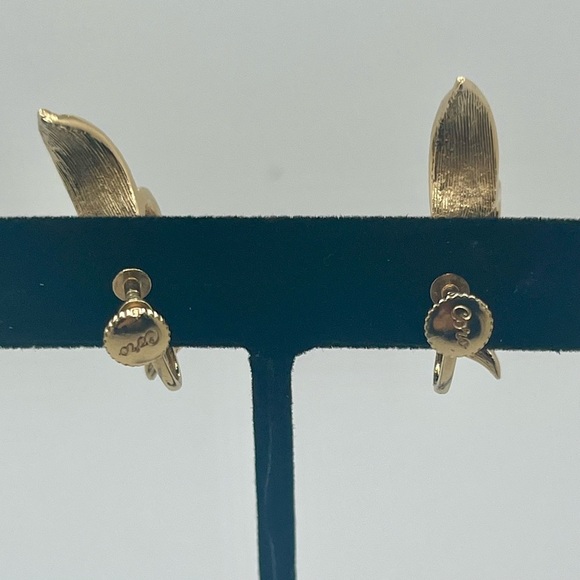 Coro vintage gold tone screw back earrings - Picture 5 of 9